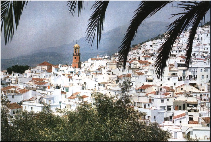 Competa is about the same size as Frigiliana - maybe 2000 year-round residents. 
