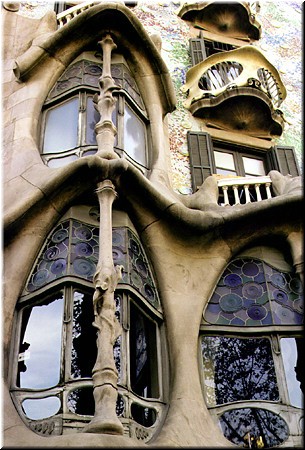 Windows in Casa Battlo.