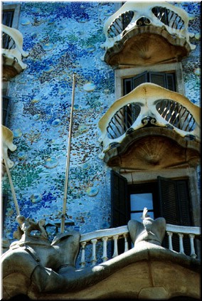 Another view of the Casa Battlo facade. If it looks like a face, it was probably intended to be.