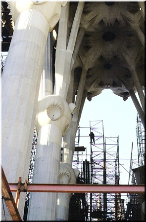 Remember the tree-like branching of the pillars in that Cistercian abbey in Poblet? Here it is in modernista guise.