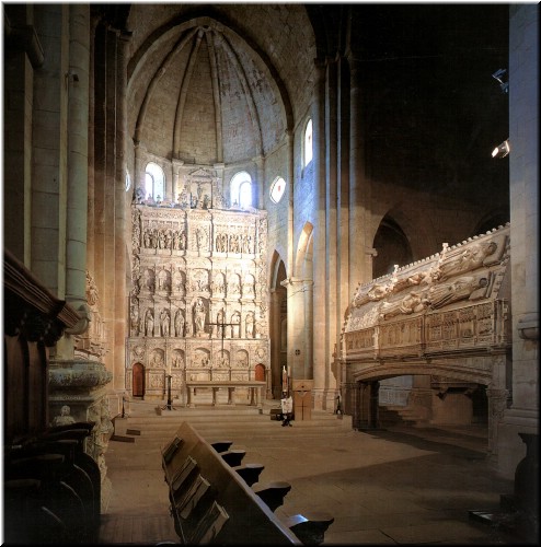 Note the outstanding central location of the tombs, right in the main nave