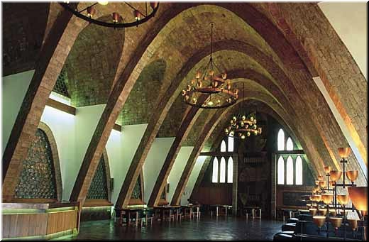 The modernistas updated the old Cistercian arches with a parabolic form, but kept that churchlike feeling